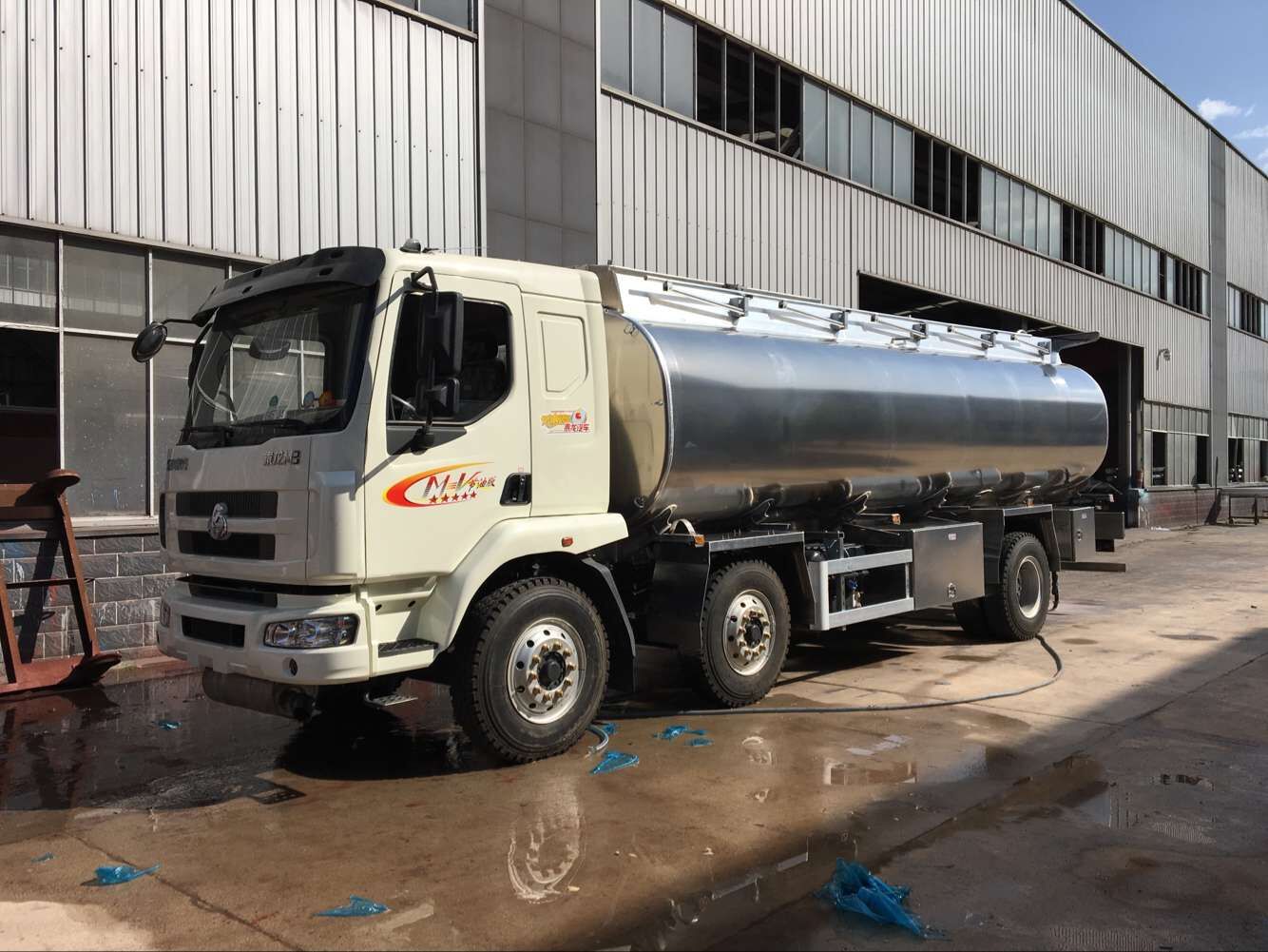 東風(fēng)柳汽小三軸鋁合金油罐車圖片 東風(fēng)柳汽小三軸鋁合金油罐車圖片