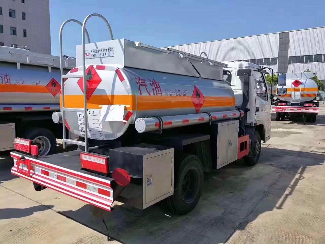 時(shí)風(fēng)風(fēng)順加油車圖片 時(shí)風(fēng)風(fēng)順加油車圖片