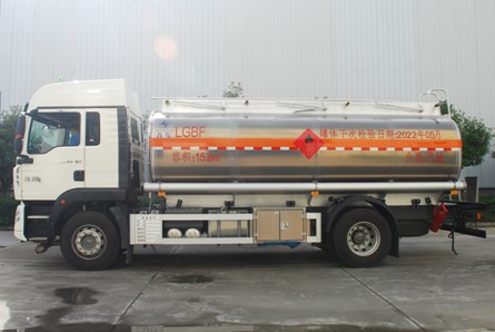 國六重汽豪沃15.8方鋁合金運(yùn)油車 國六重汽豪沃15.8方鋁合金運(yùn)油車