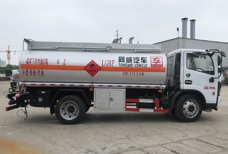 國六東風福瑞卡8.6方運油車 國六東風福瑞卡8.6方運油車