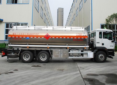 國(guó)六重汽汕德卡23.6方鋁合金運(yùn)油車(chē) 國(guó)六重汽汕德卡23.6方鋁合金運(yùn)油車(chē)