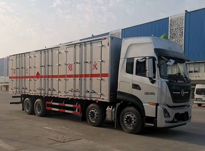 拉電石的易燃固體廂式運輸車 拉電石的易燃固體廂式運輸車