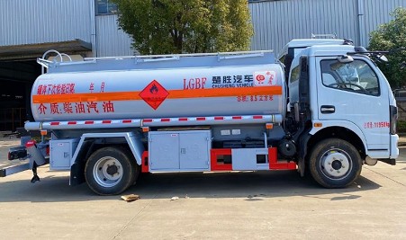 國(guó)六東風(fēng)8噸油罐車(chē) 國(guó)六東風(fēng)8噸油罐車(chē)